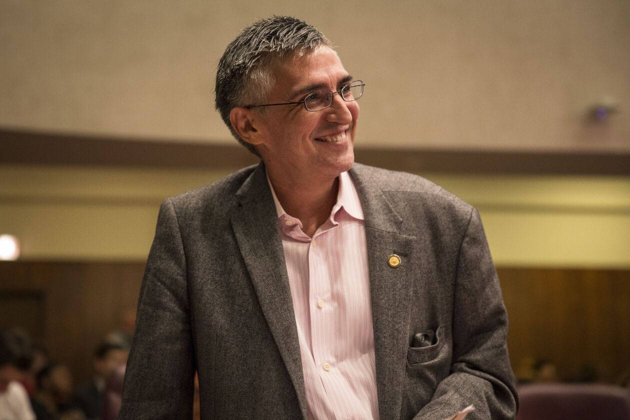 Ald. Ricardo Muñoz (22nd) at a Chicago City Council meeting in 2018.
